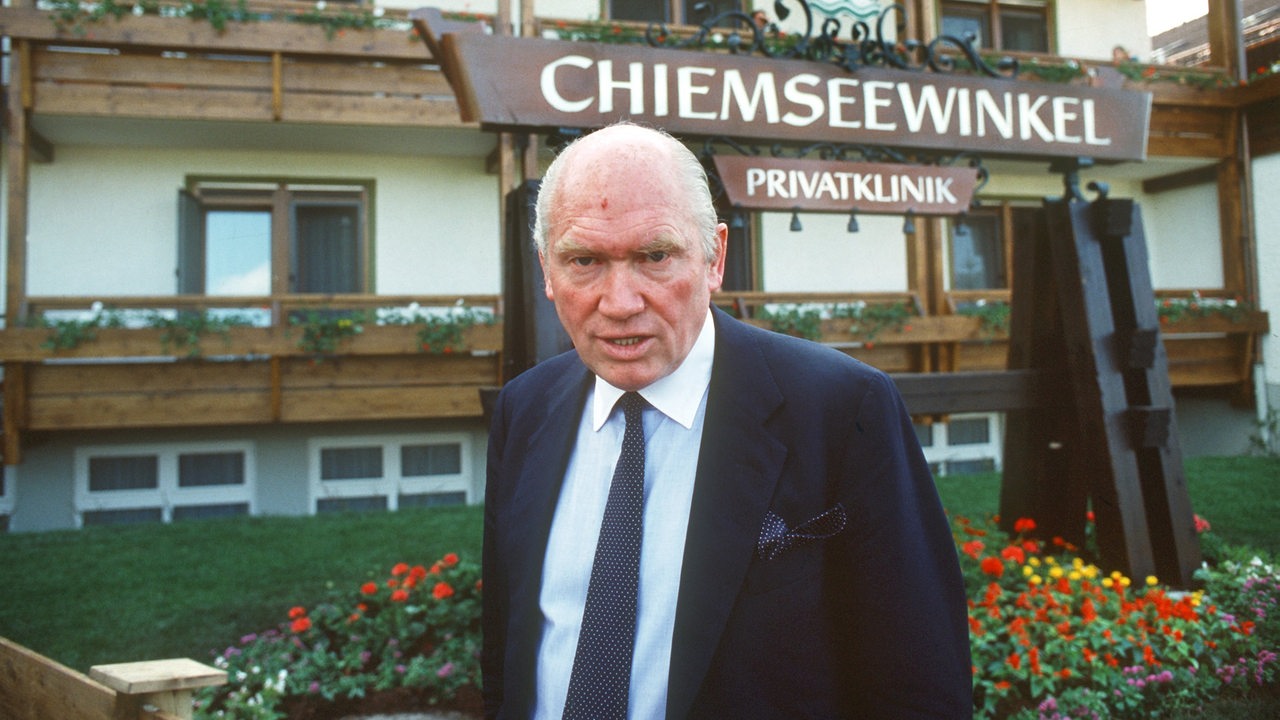 Professor Julius Hackethal im Mai 1984 vor seiner Eubios-Klinik in Felden am Chiemsee. 