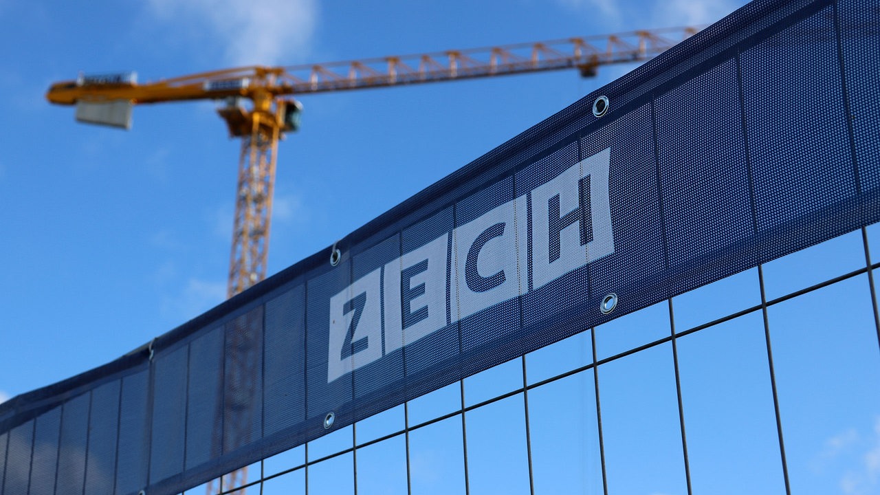 Logo der Firma Zech an einer Baustelle.